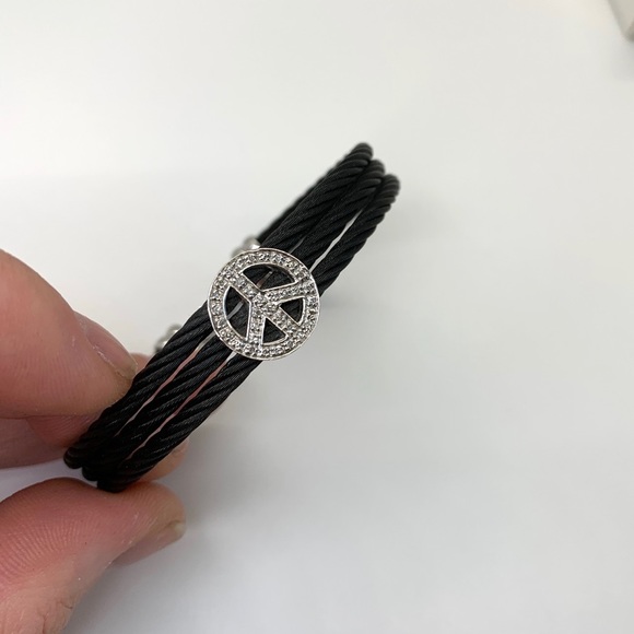 💕HP💕Diamond peace sign bracelet - Picture 5 of 8